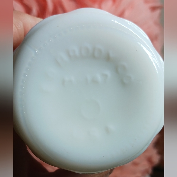 E.O. Brody M-147 Vintage Milk Glass Bud Vase Diamond Waffle Style Pattern 8.5" - Picture 3 of 3